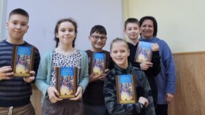 Учні 5 кл. Рівненського ліцею "Український" отримали християнську літературу.
